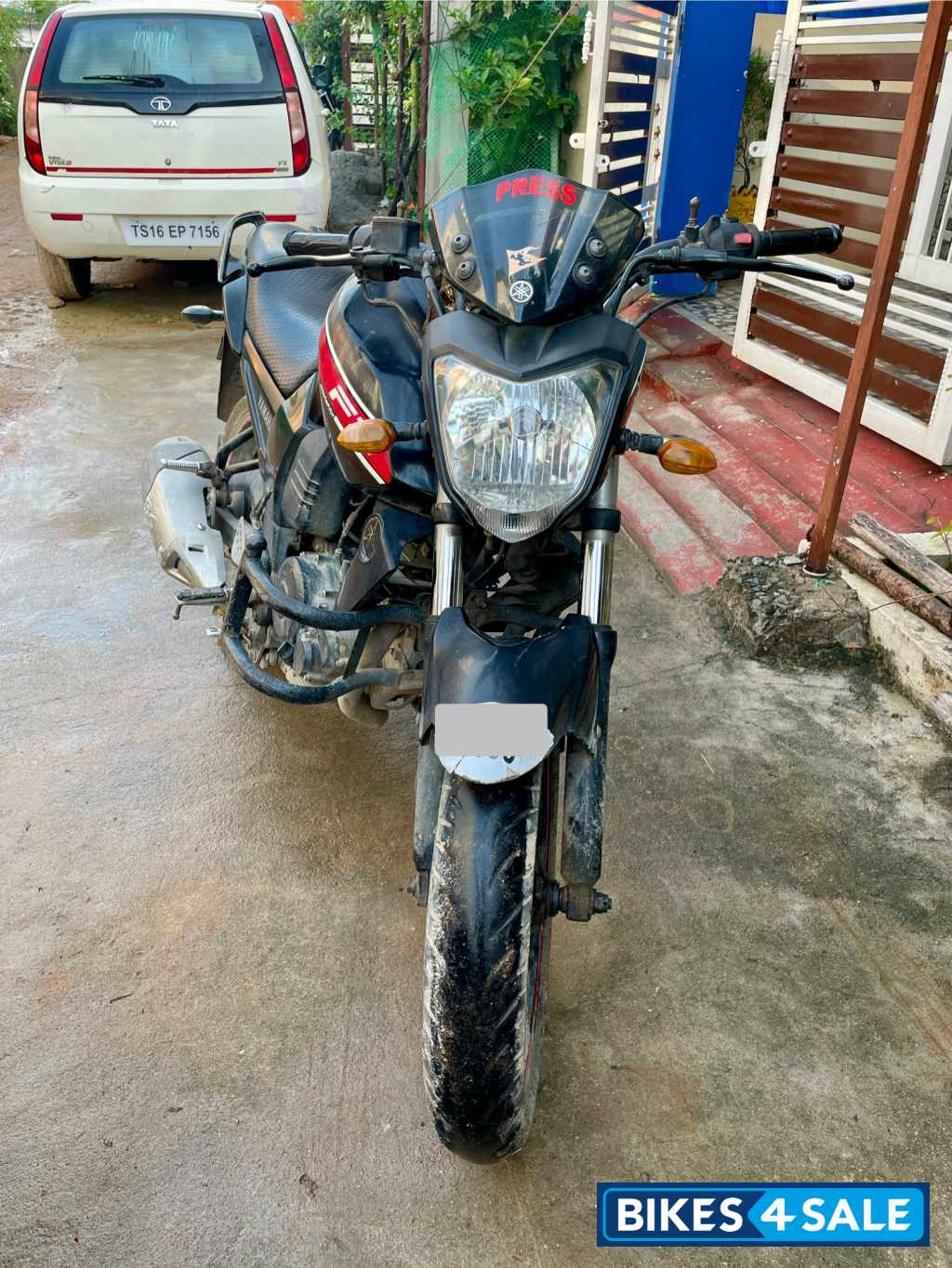 Black Yamaha FZ16