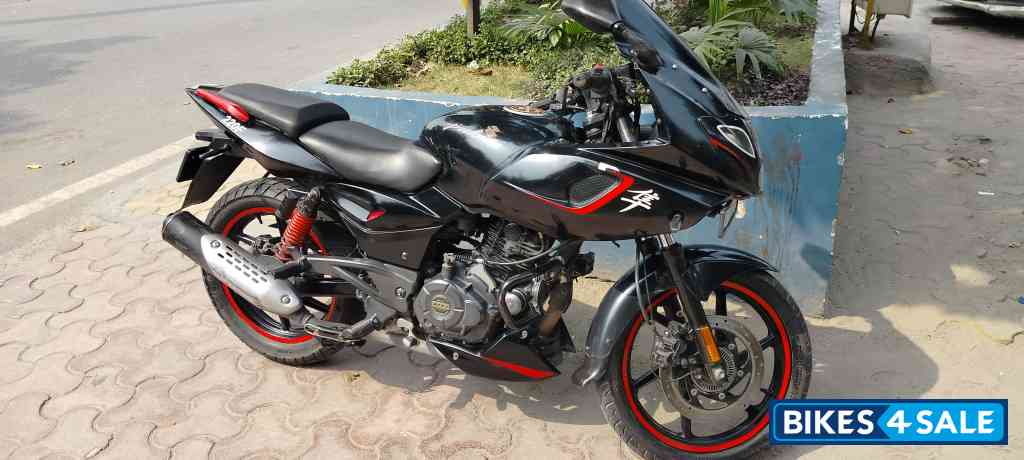 Shiny Black And Red Bajaj Pulsar 180F Neon BS6