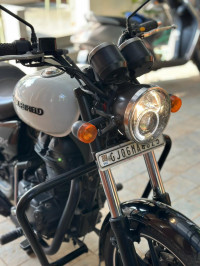White Royal Enfield Thunderbird X 350
