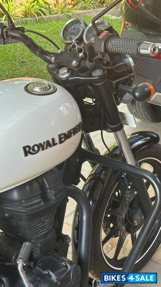 White Royal Enfield Thunderbird X 350