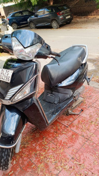 Black Mahindra Gusto