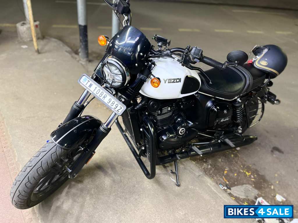 Glacial White Yezdi Roadster Chrome