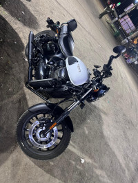 Glacial White Yezdi Roadster Chrome