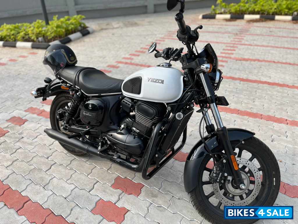 Glacial White Yezdi Roadster Chrome