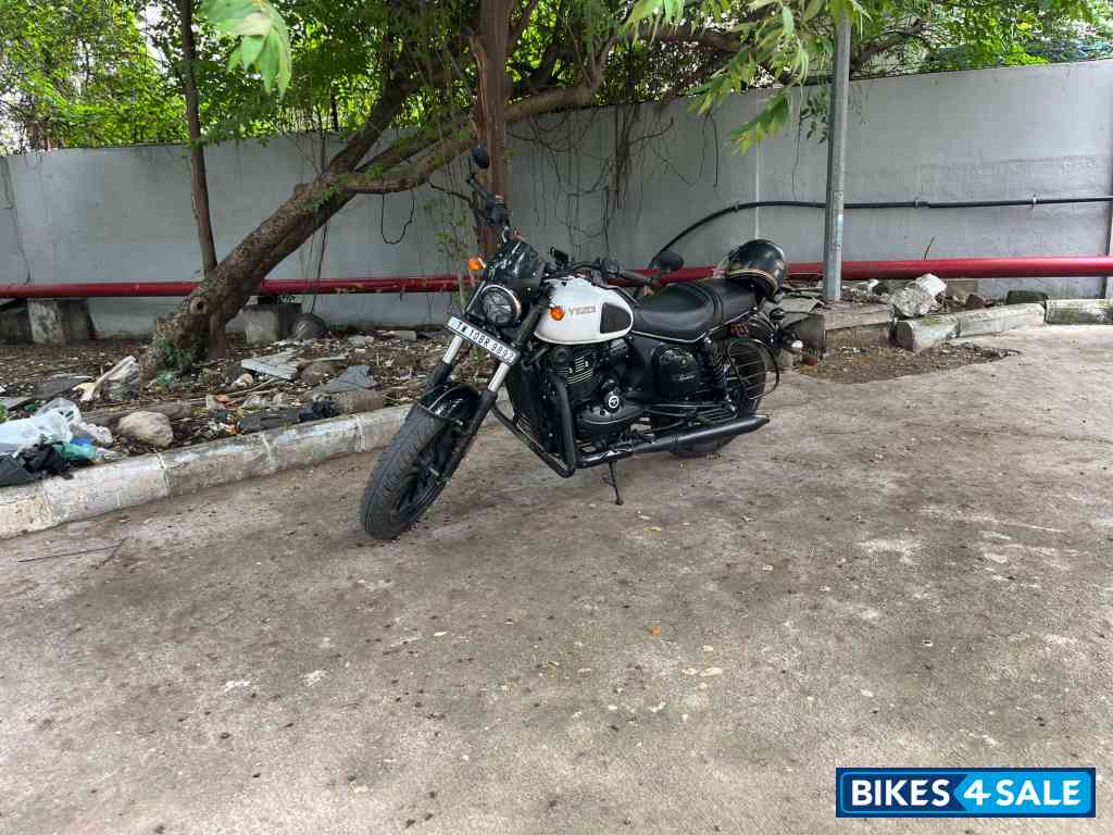 Glacial White Yezdi Roadster Chrome