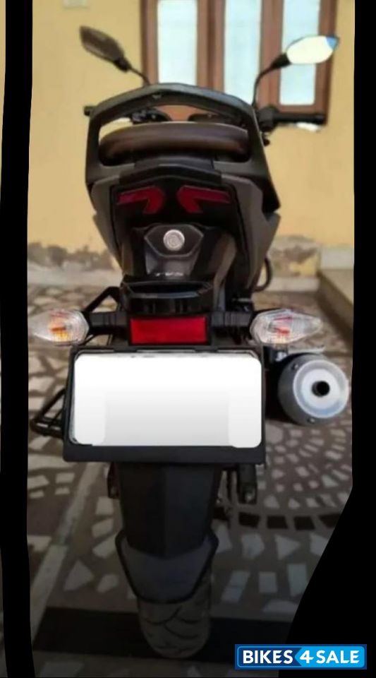 Black TVS Raider 125