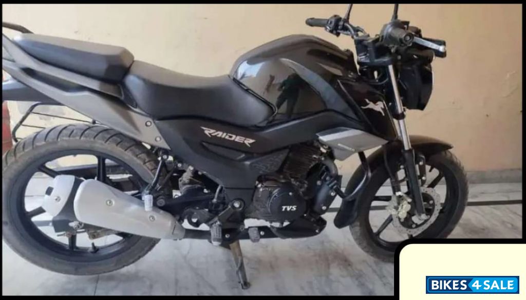 Black TVS Raider 125