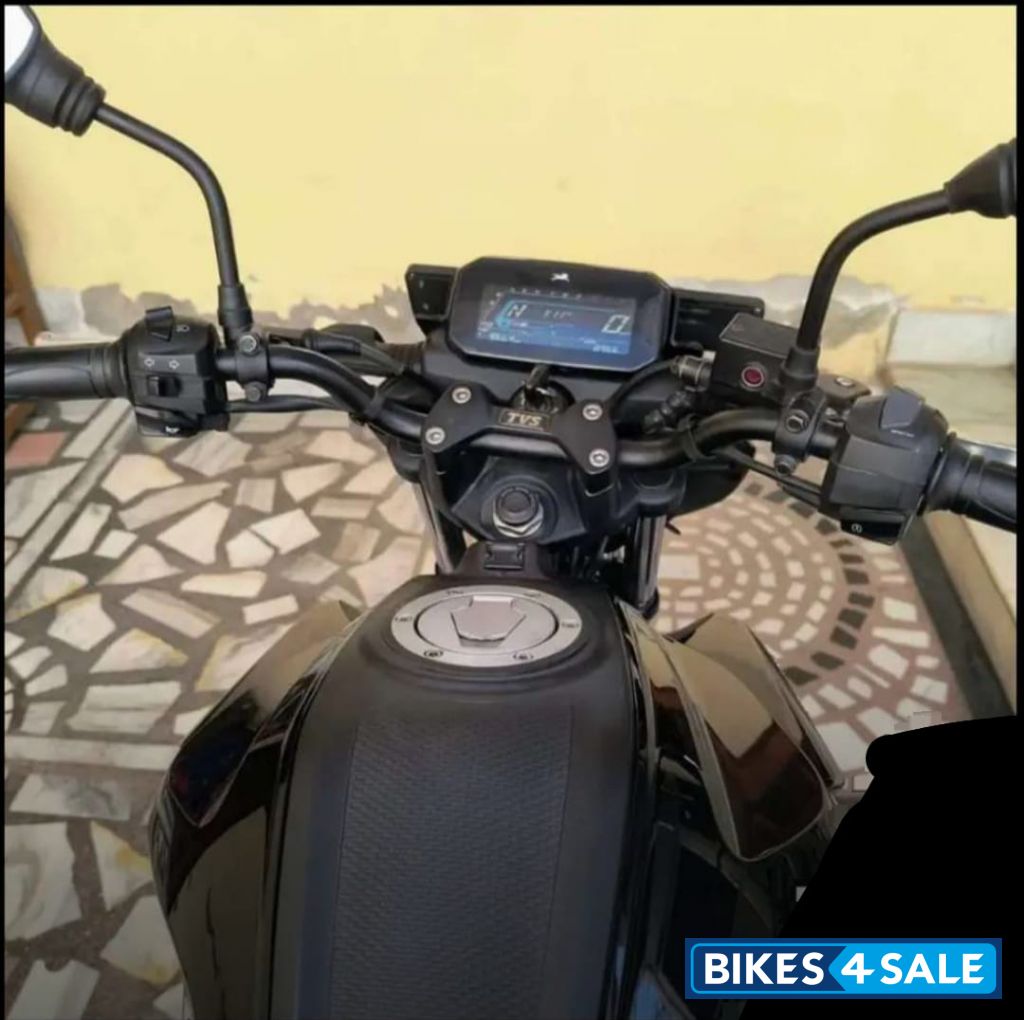 Black TVS Raider 125
