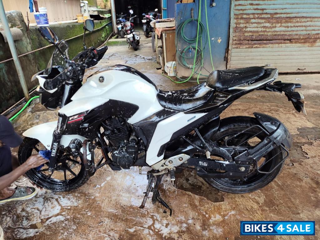White Yamaha FZS 25