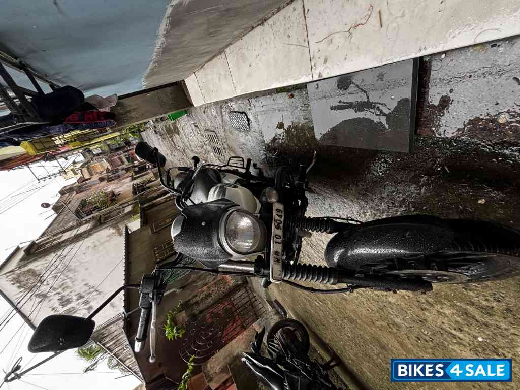 White Bajaj Avenger Street 220