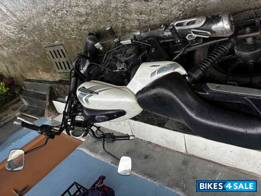 White Bajaj Avenger Street 220