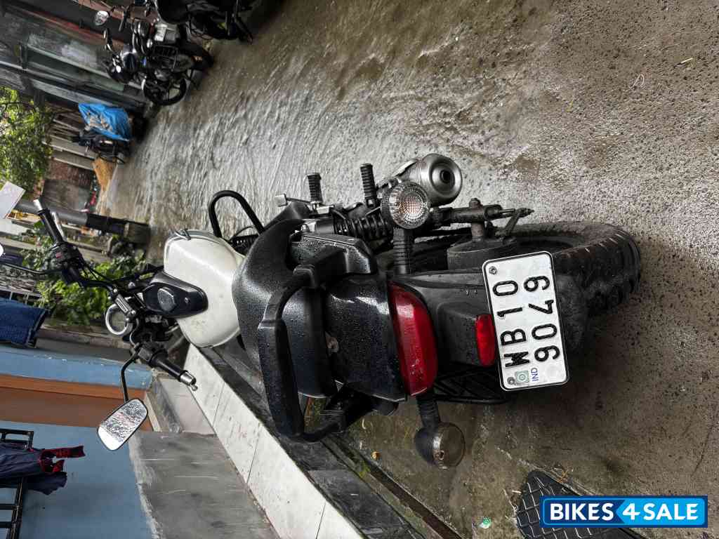 White Bajaj Avenger Street 220