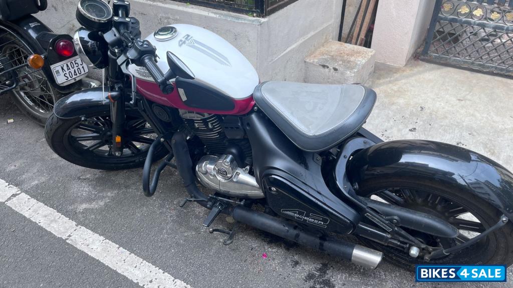 Jawa 42 Bobber Red Sheen