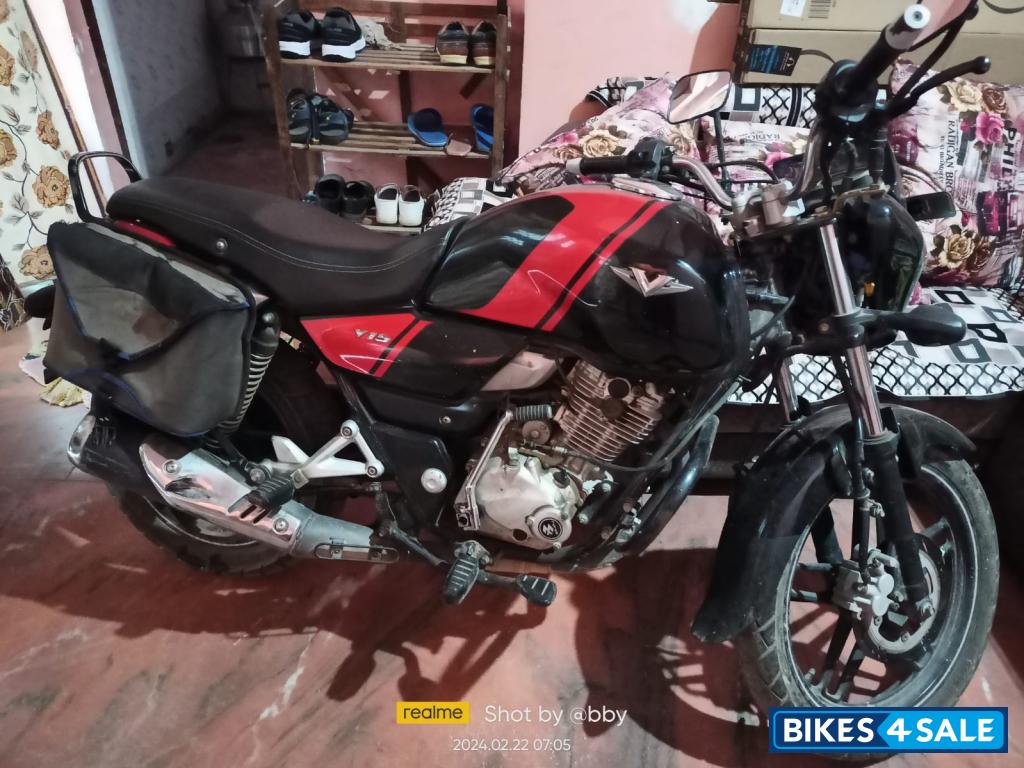 Bajaj V15