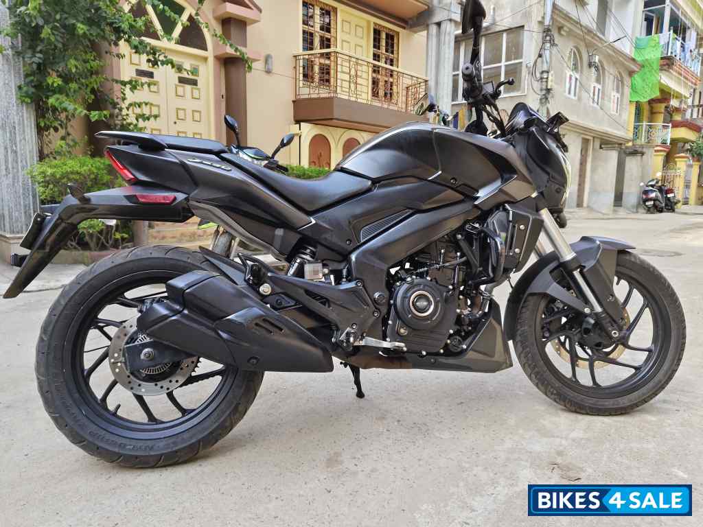 Black Bajaj Dominar 250