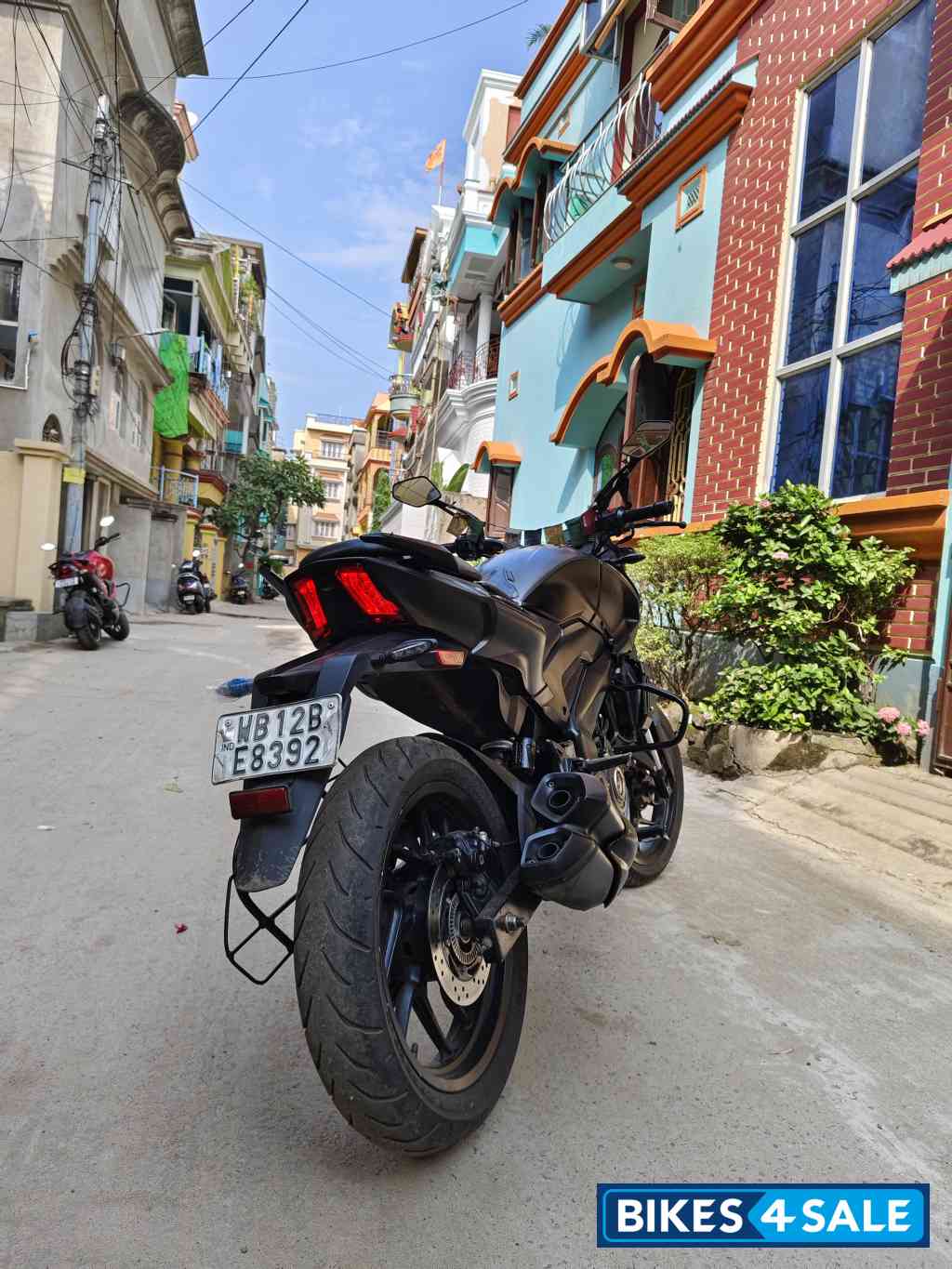 Black Bajaj Dominar 250