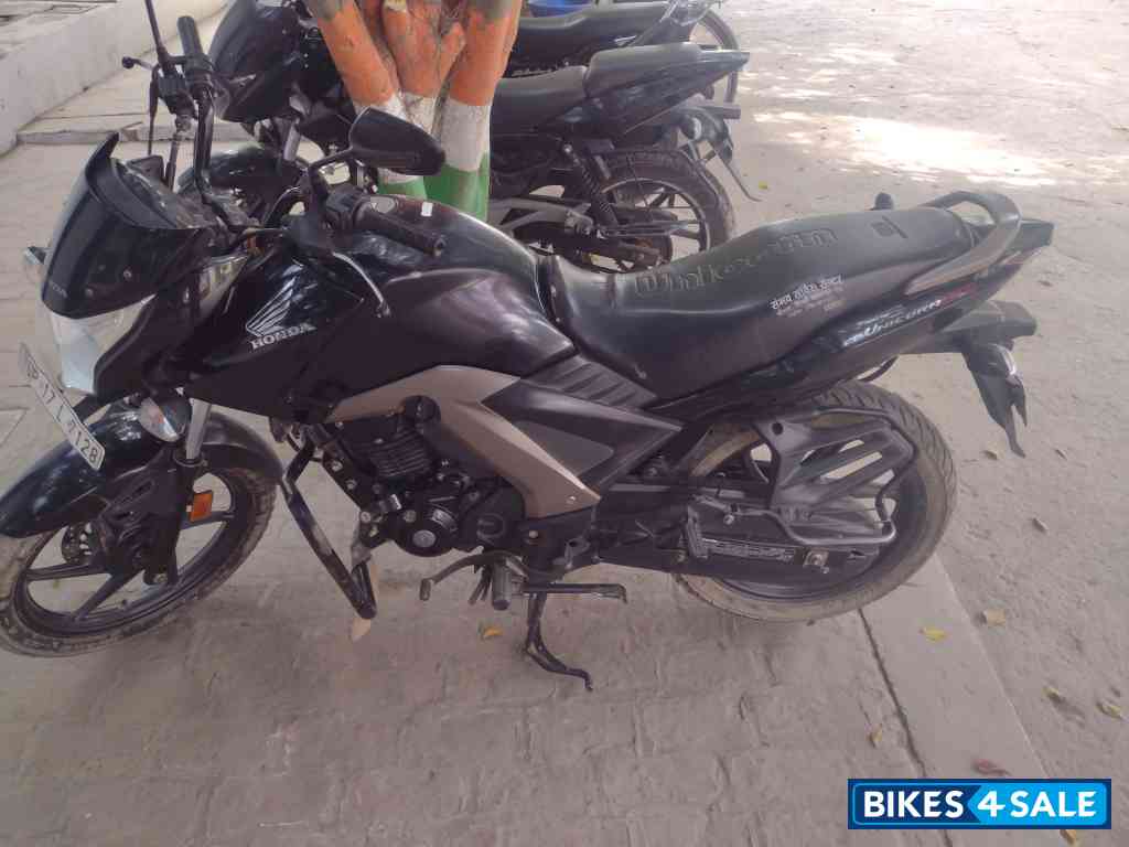 Black Honda CB Unicorn 160