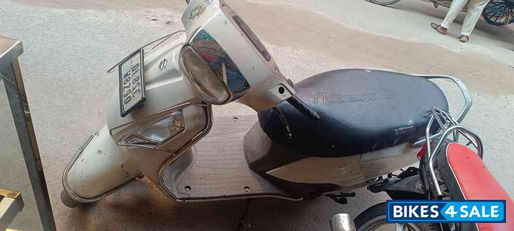White Suzuki Access 125 BS6