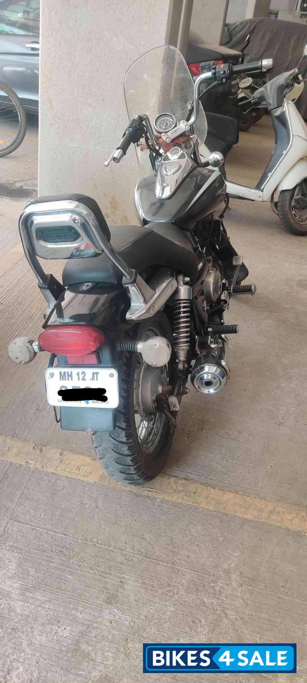 Black Bajaj Avenger Cruise 220