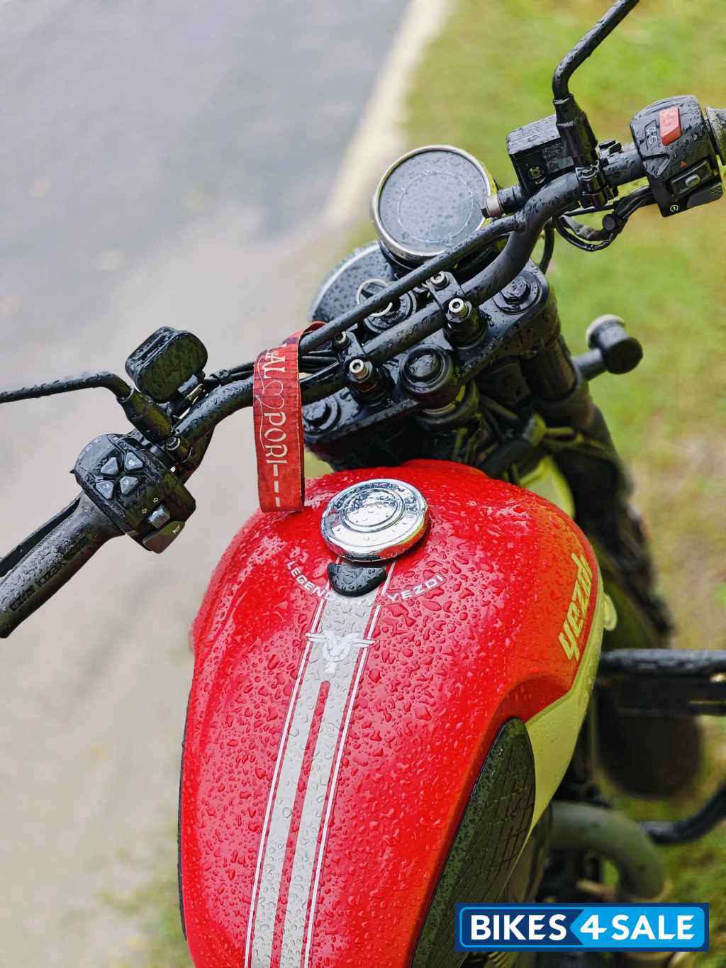 Yezdi Scrambler Dual Tone