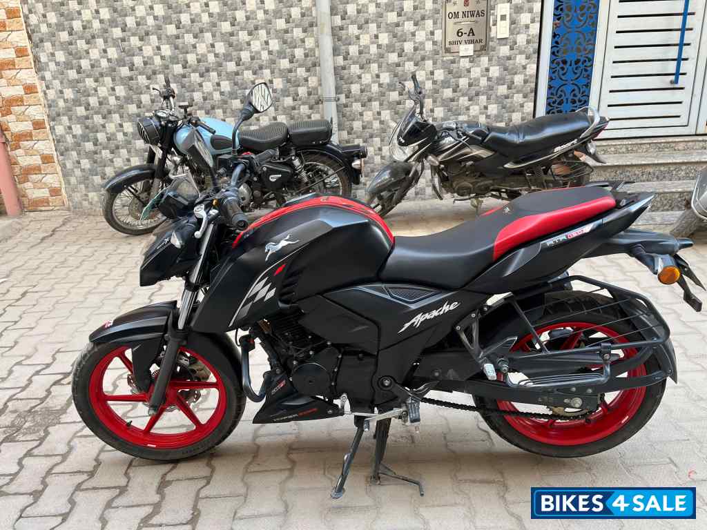Matte Black TVS Apache RTR 160 4V Special Edition