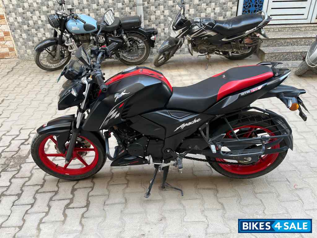 Matte Black TVS Apache RTR 160 4V Special Edition