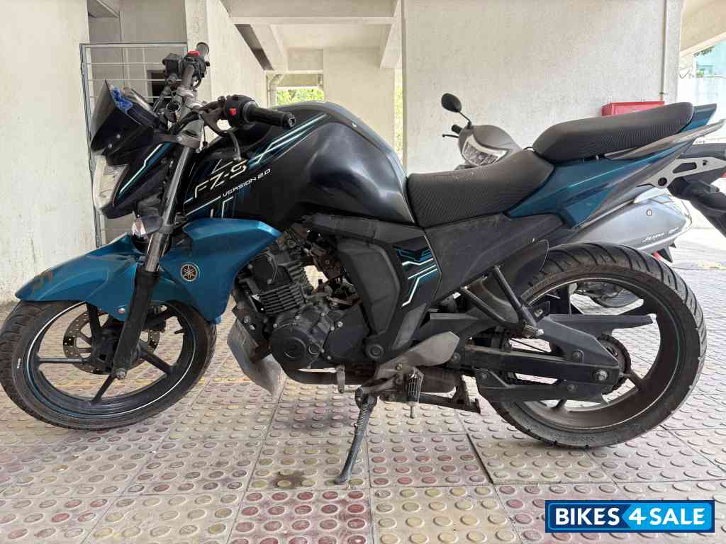Black And Blue Yamaha FZ-S FI V2