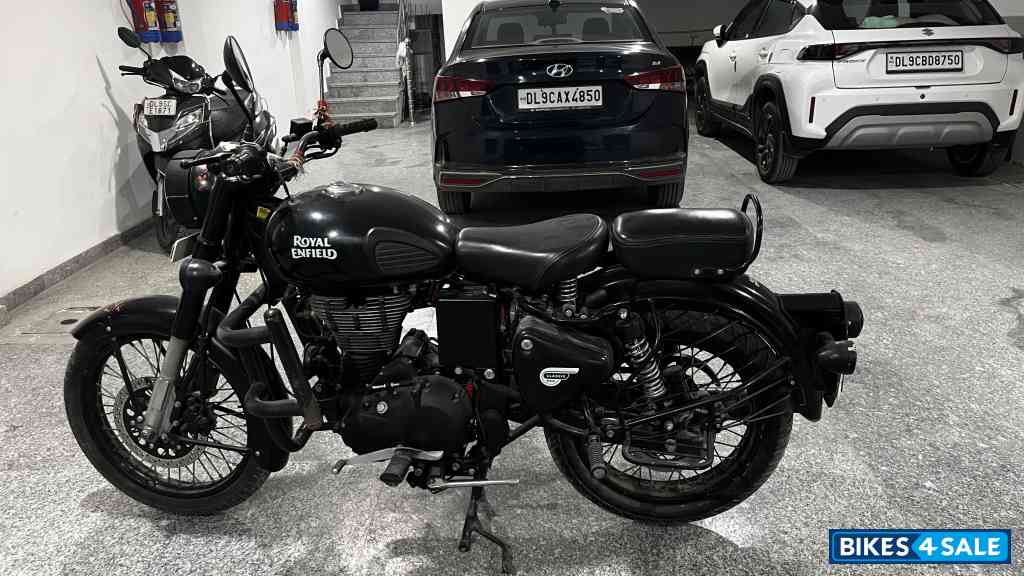 Stealth Black Royal Enfield Classic Stealth Black