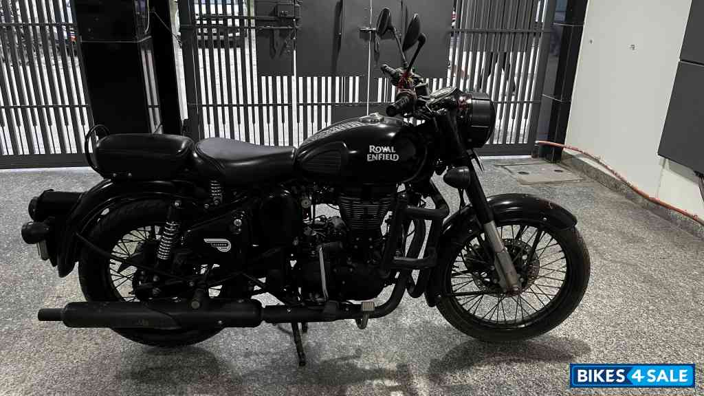 Stealth Black Royal Enfield Classic Stealth Black