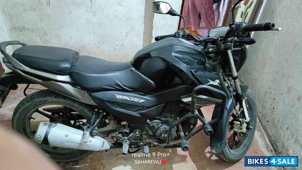 Black TVS Raider SX