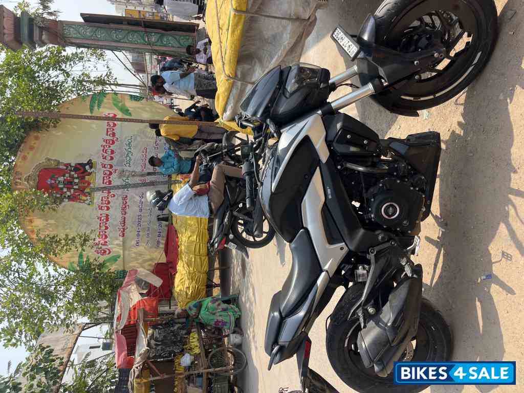 Black Bajaj Dominar 250