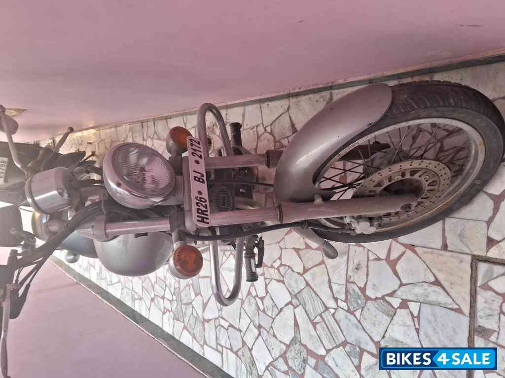 Grey Bajaj Avenger Cruise 220