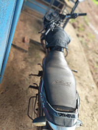 Black Bajaj Discover 100 DTS-Si