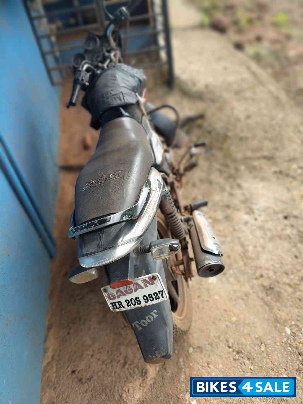 Black Bajaj Discover 100 DTS-Si