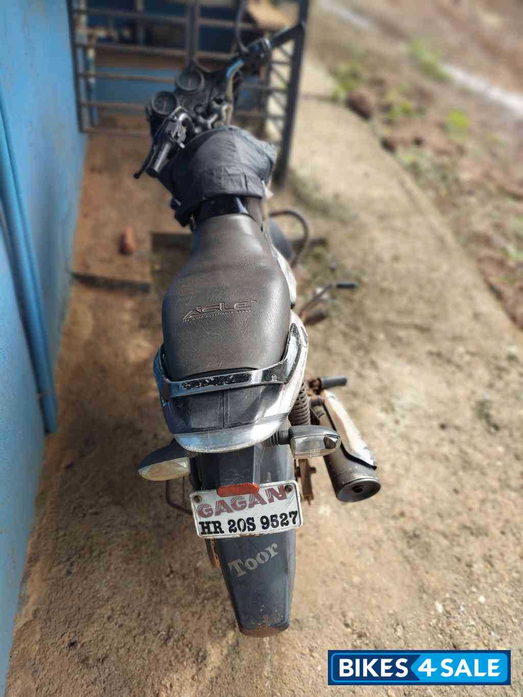 Black Bajaj Discover 100 DTS-Si