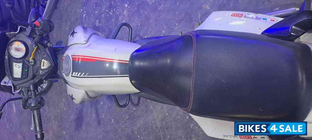 White TVS Apache RTR 160