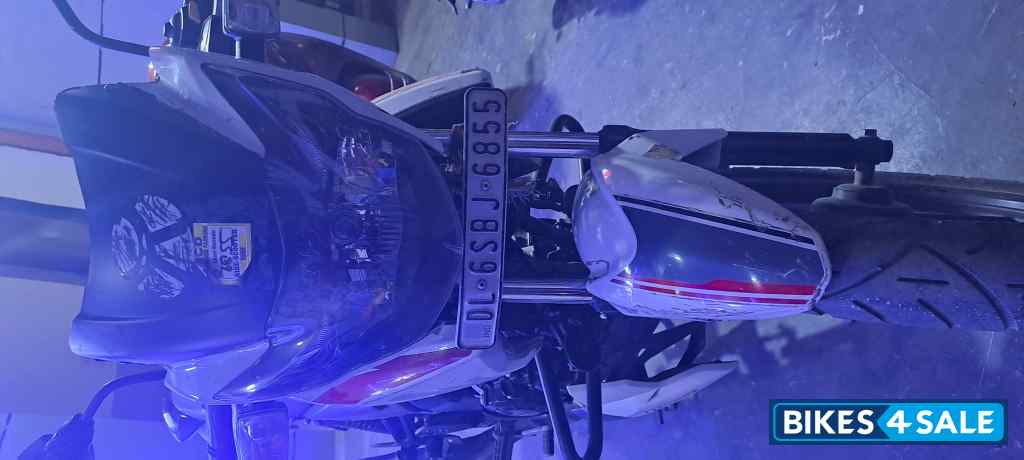 White TVS Apache RTR 160