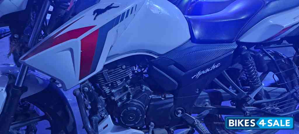 White TVS Apache RTR 160