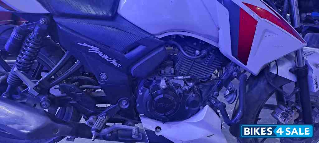 White TVS Apache RTR 160