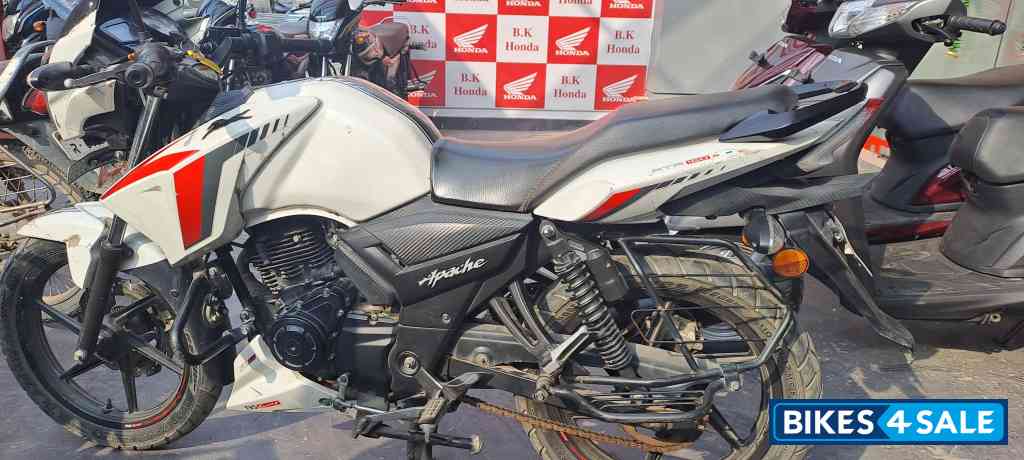 White TVS Apache RTR 160