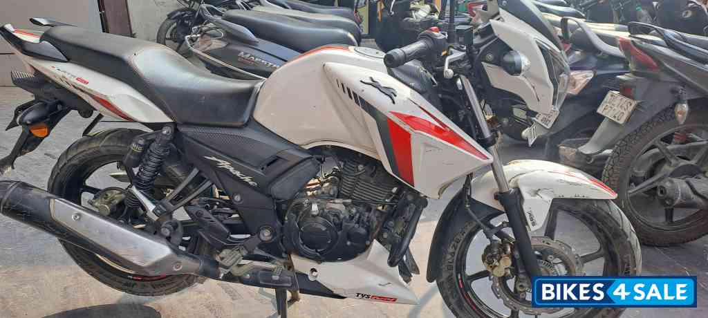 White TVS Apache RTR 160