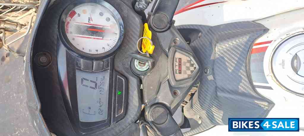 White TVS Apache RTR 160