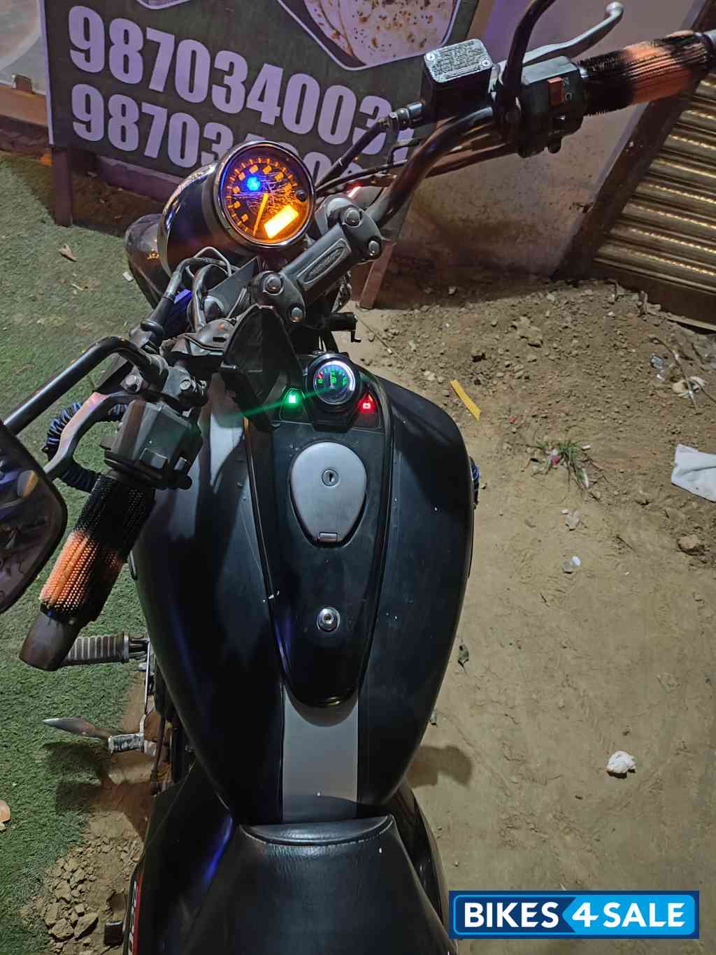 Met Black Bajaj Avenger 220 DTS-i