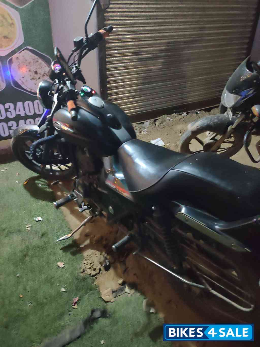 Met Black Bajaj Avenger 220 DTS-i