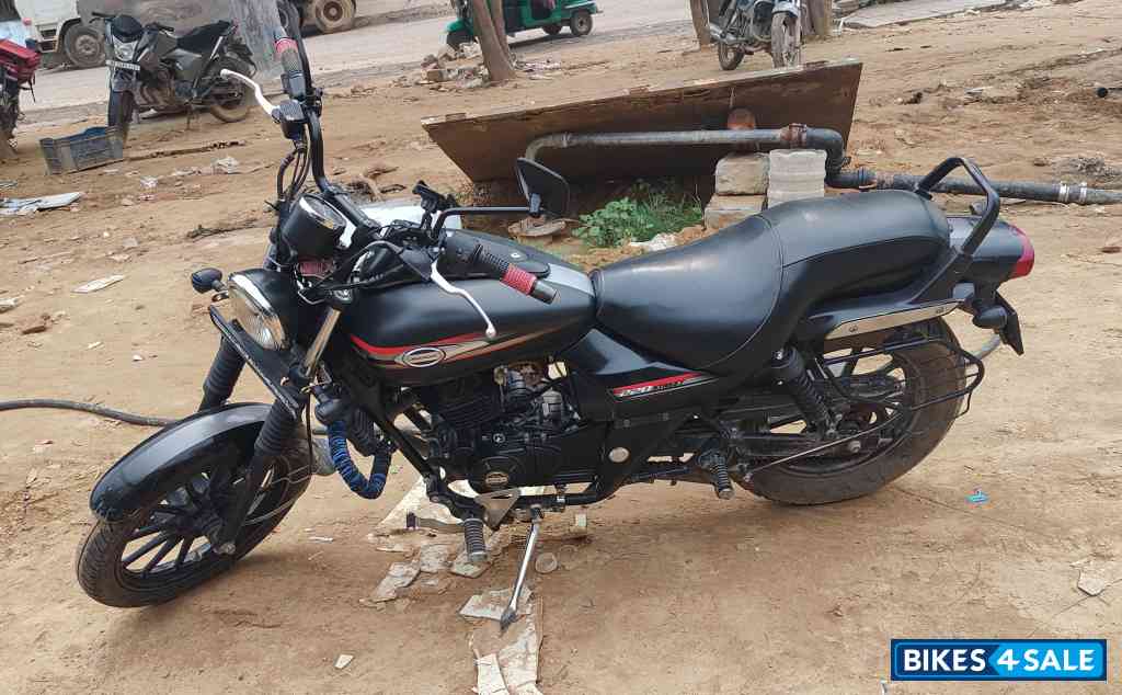 Met Black Bajaj Avenger 220 DTS-i