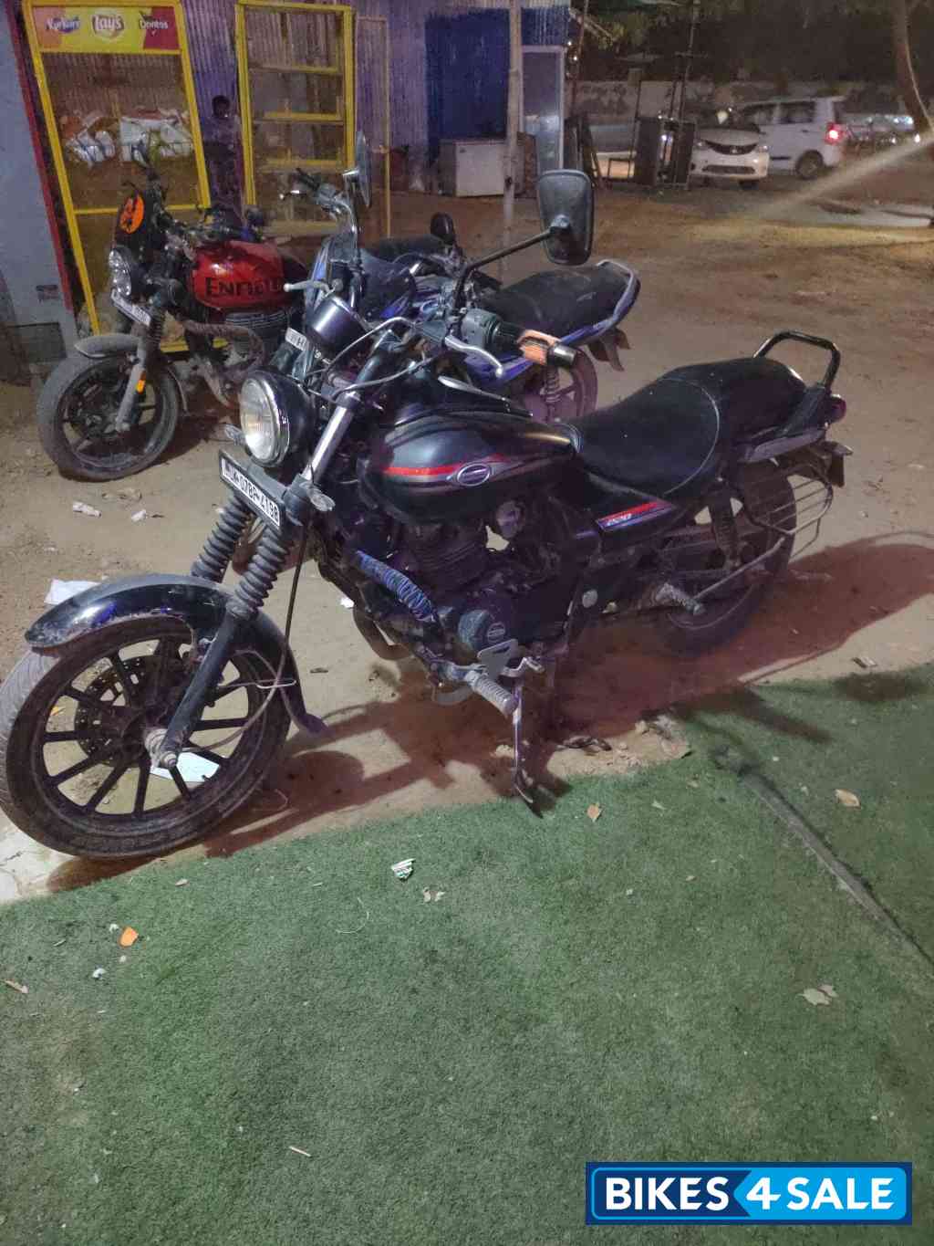 Met Black Bajaj Avenger 220 DTS-i