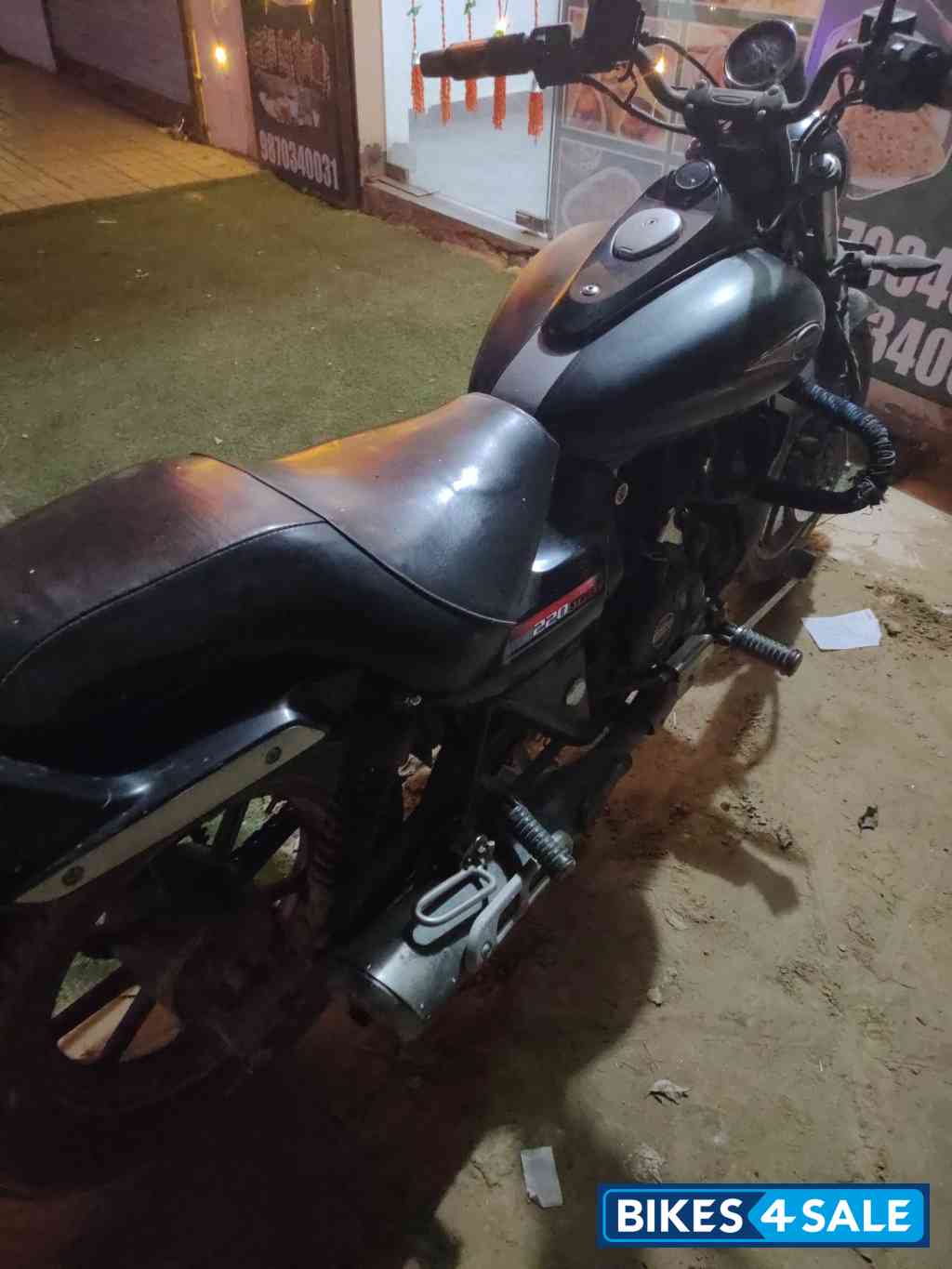 Met Black Bajaj Avenger 220 DTS-i