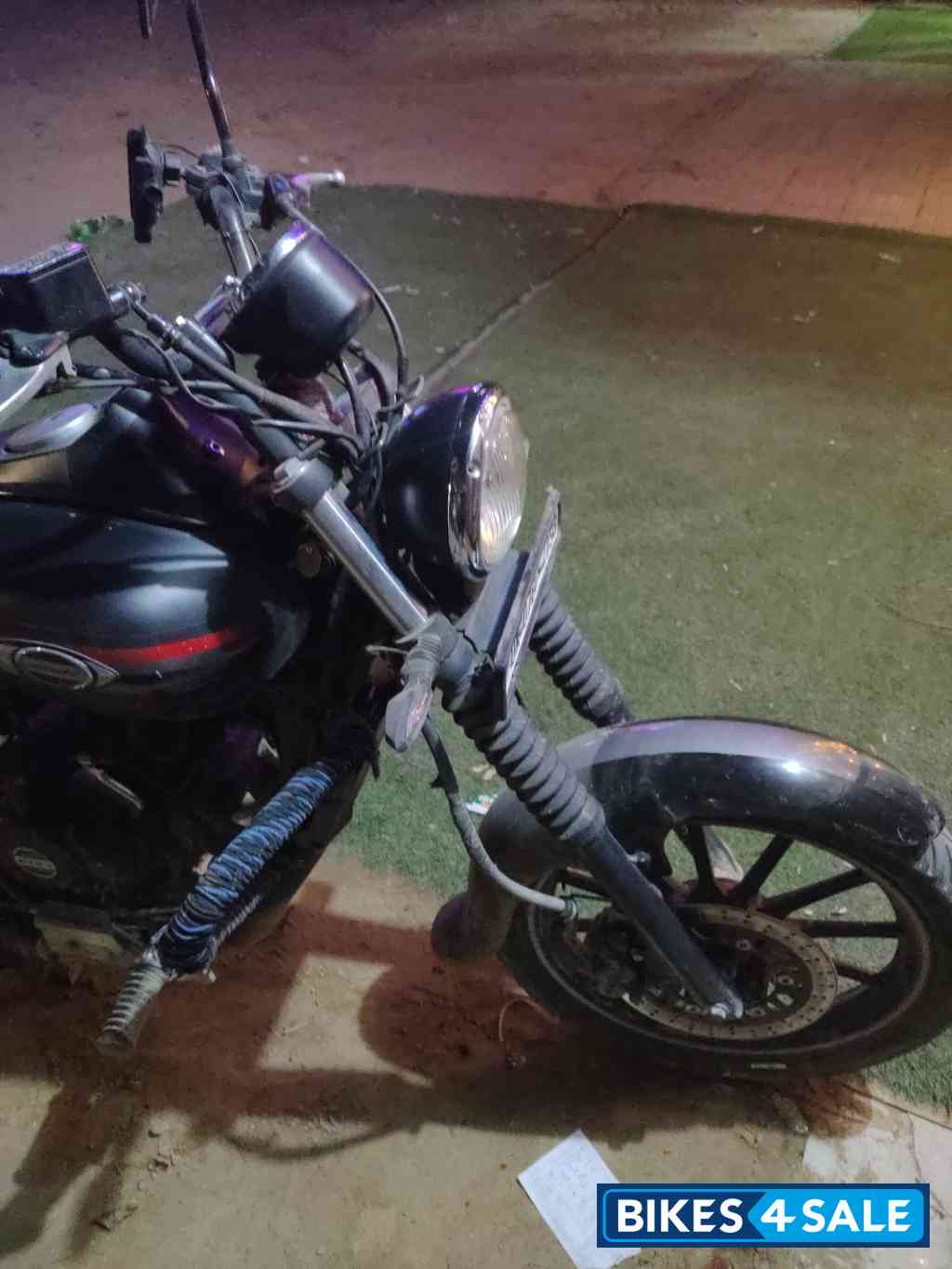 Met Black Bajaj Avenger 220 DTS-i