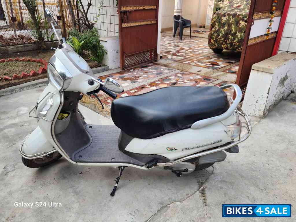 White Suzuki Access 125 Special Edition