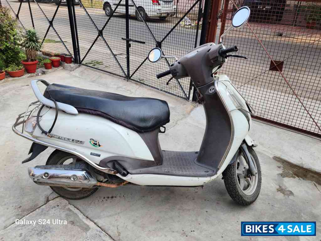 White Suzuki Access 125 Special Edition